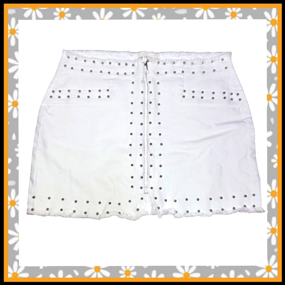 STUDDED ☆ FRINGED EDGE ☆ ZIP FRONT ☆ WHITE DENIM SKIRT ☆ NWT
